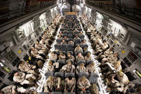 Lính thủy đánh bộ và thủy thủ của Tiểu đoàn số 3, Binh đoàn lính thủy đánh bộ số 3, ngồi trên một chiếc máy bay vận tải C-17 của không quân Mỹ. Họ đang trên chuyến bay từ Căn cứ Hải quân Hawaii để tới Trại Dwyer ở Afghanistan hôm 30/10. Ảnh: Marine Corps